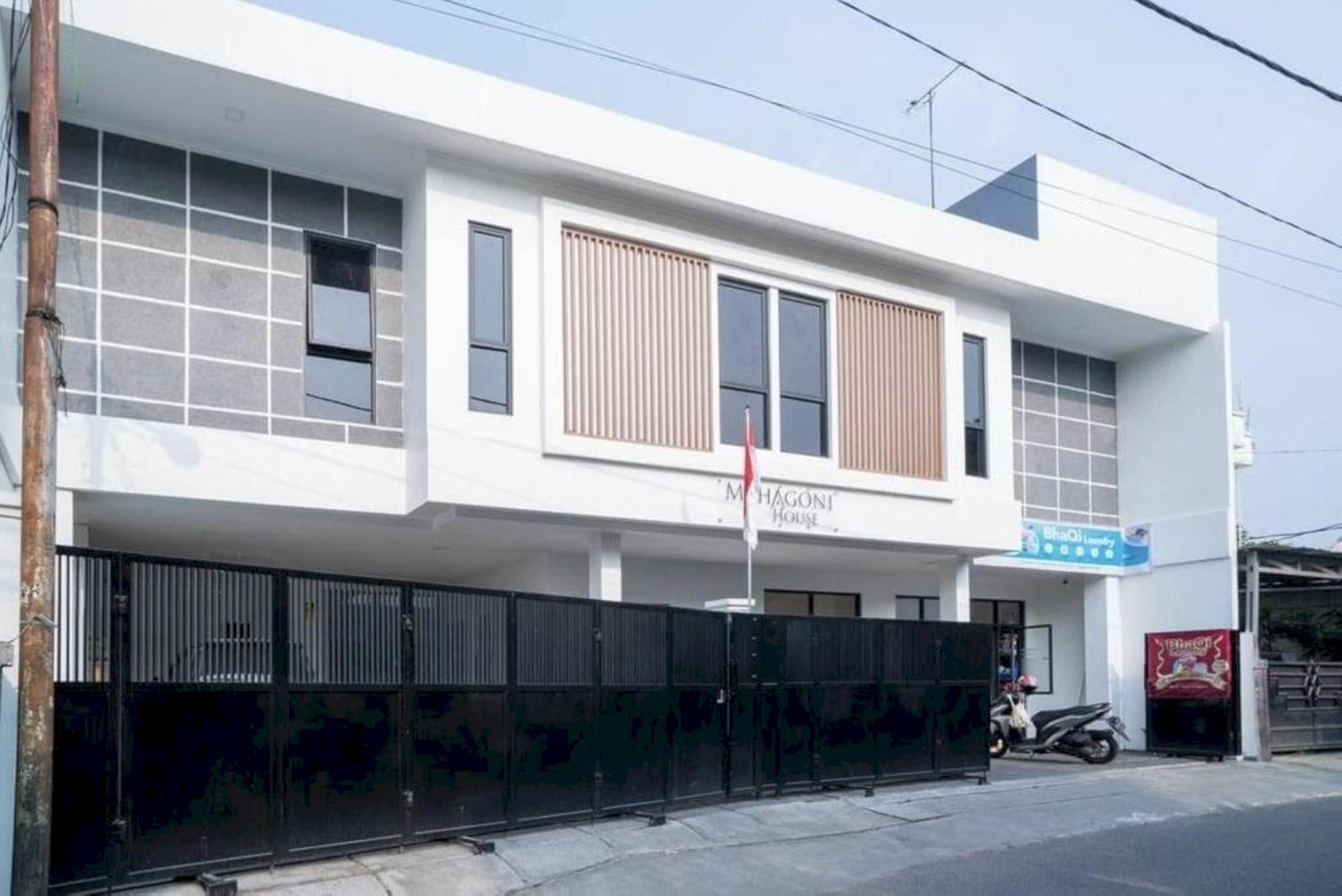 Oyo 94143 Mahagoni House Syariah Hotel Богор Екстериор снимка