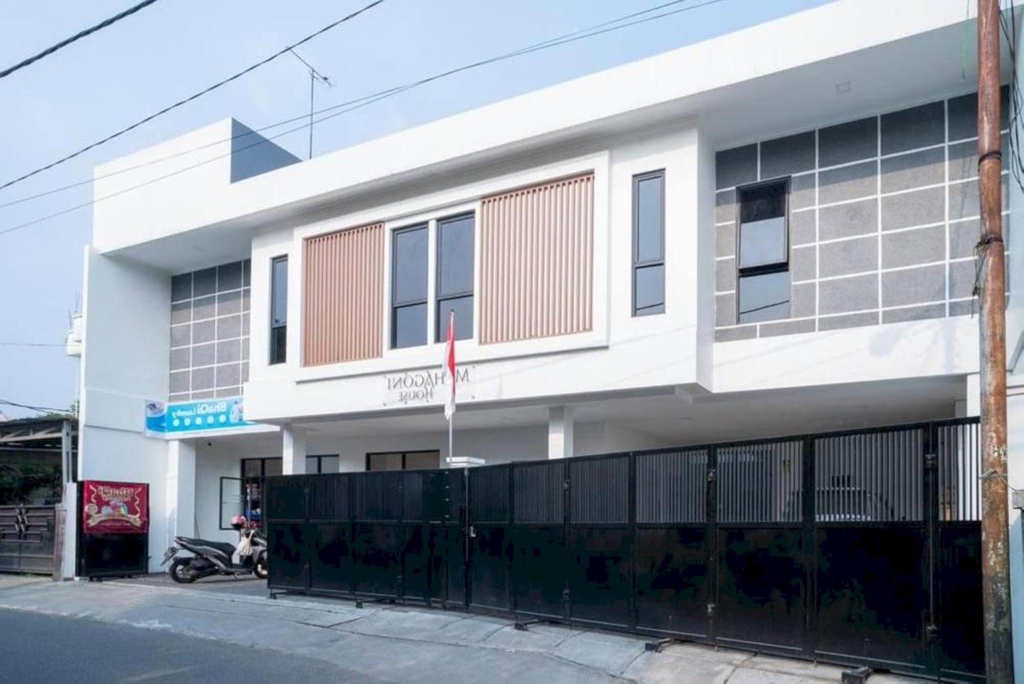 Oyo 94143 Mahagoni House Syariah Hotel Богор Екстериор снимка