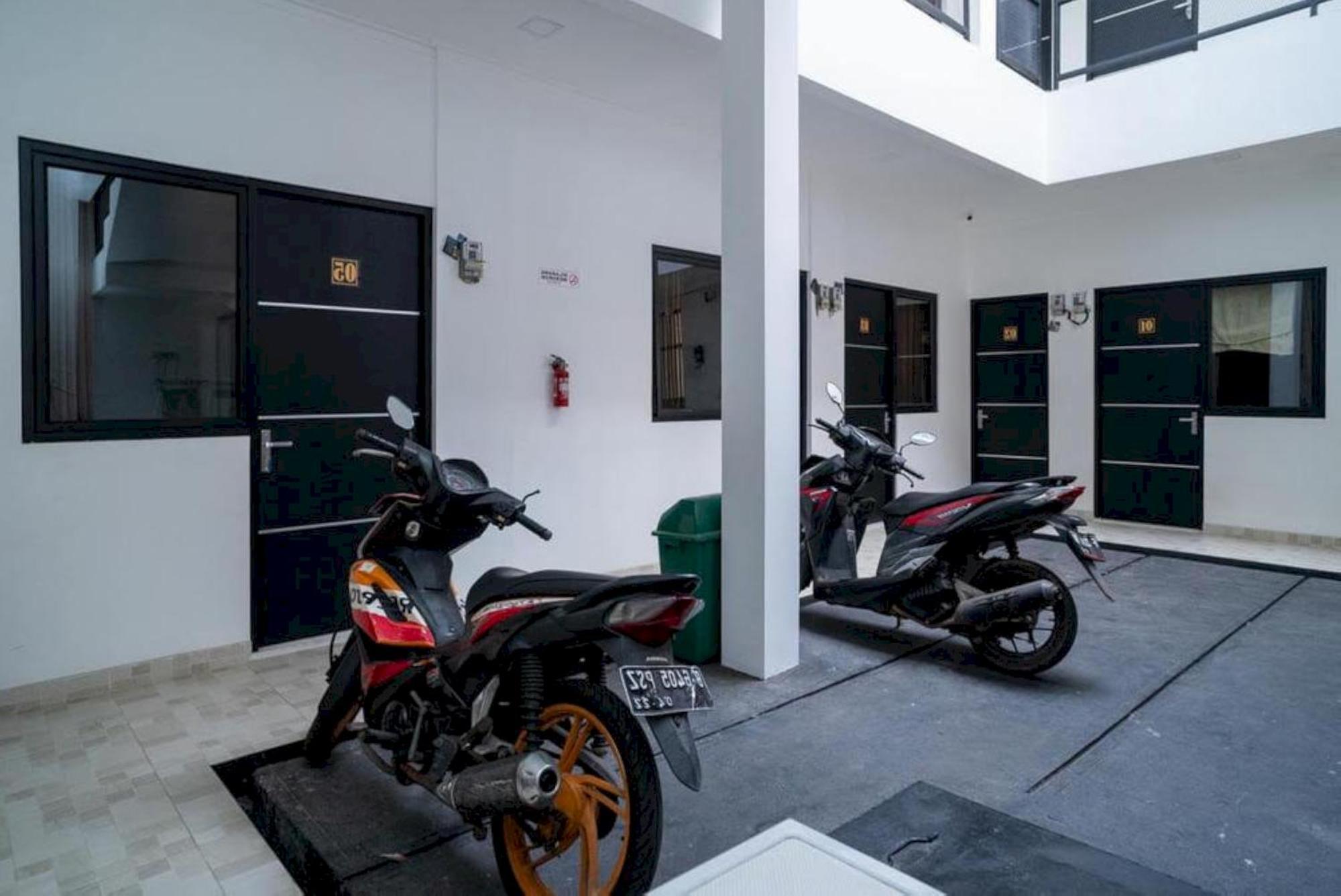 Oyo 94143 Mahagoni House Syariah Hotel Богор Екстериор снимка