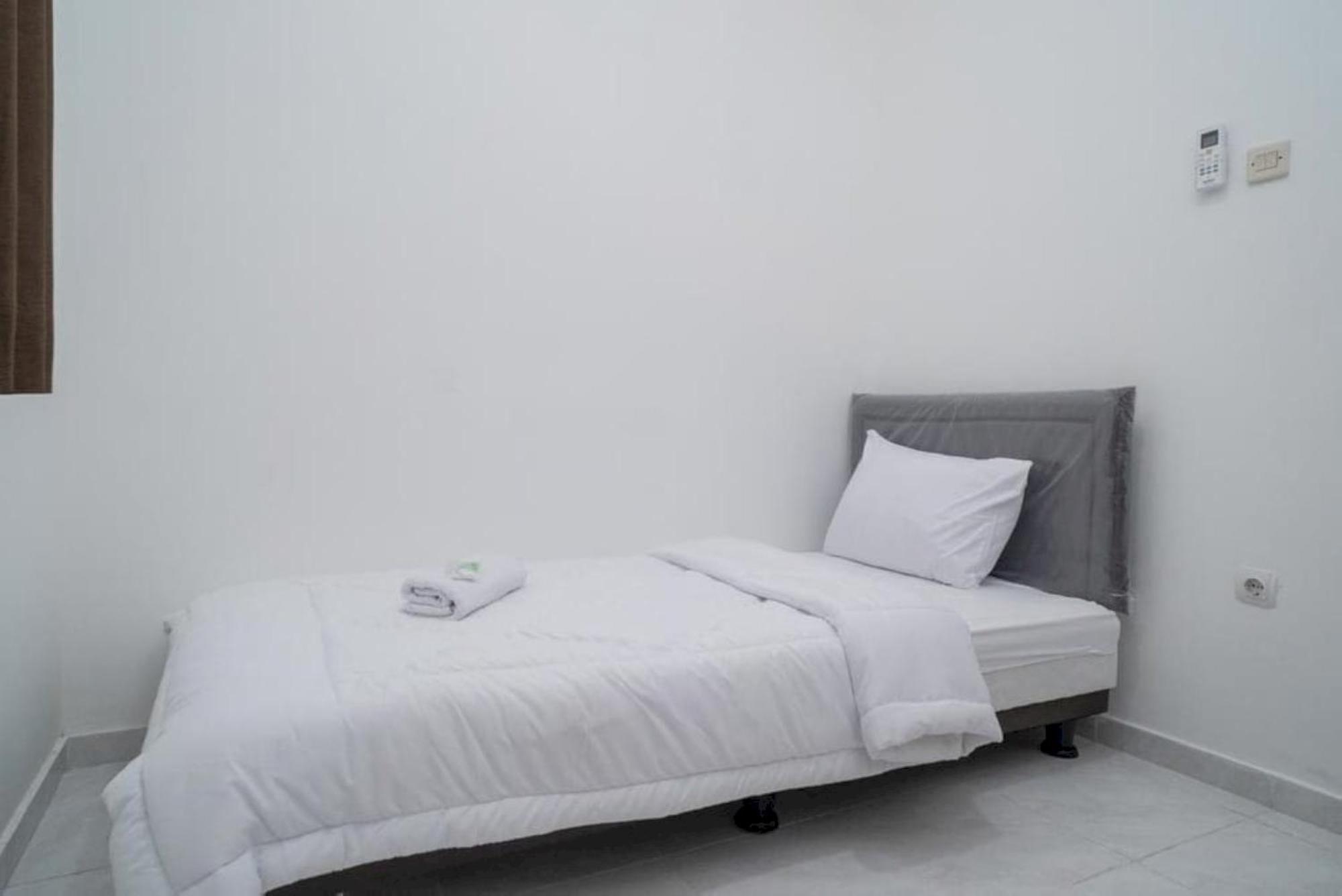 Oyo 94143 Mahagoni House Syariah Hotel Богор Екстериор снимка