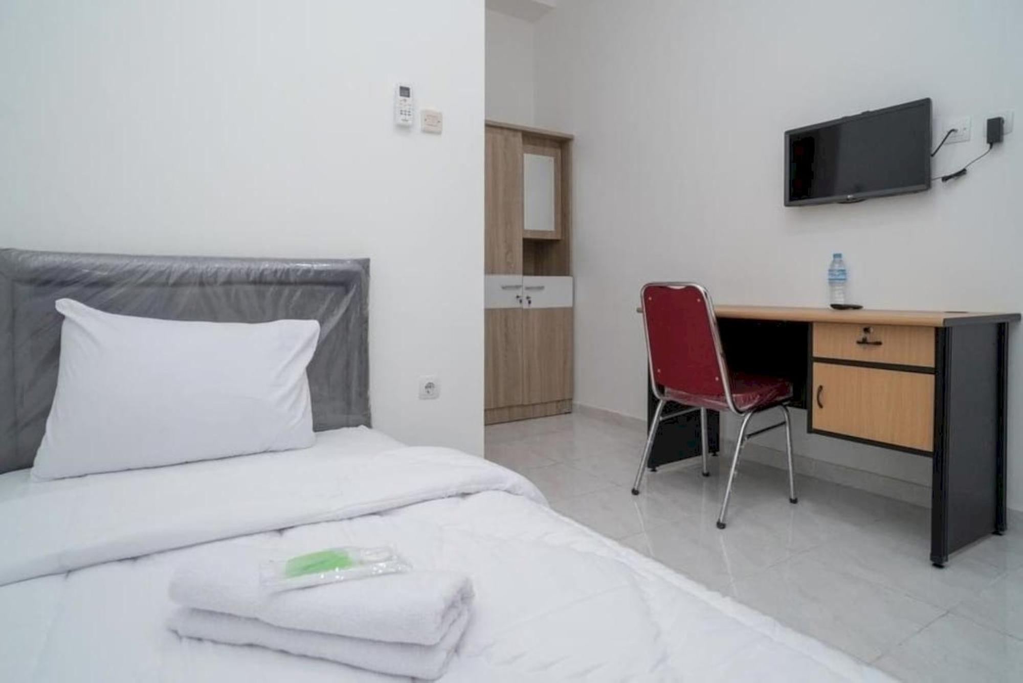 Oyo 94143 Mahagoni House Syariah Hotel Богор Екстериор снимка