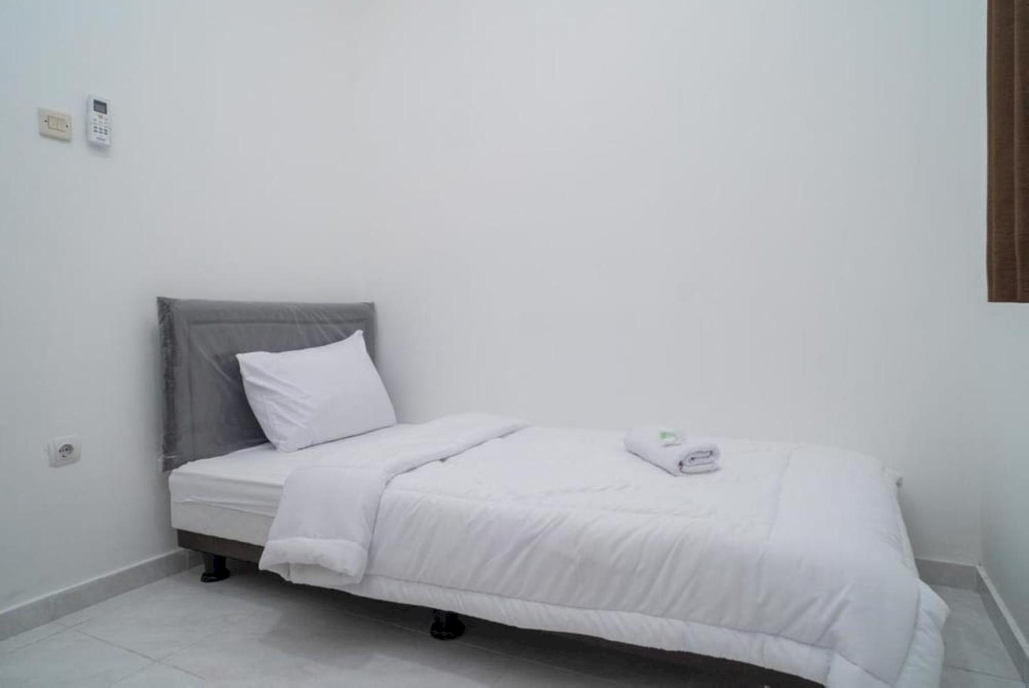 Oyo 94143 Mahagoni House Syariah Hotel Богор Екстериор снимка