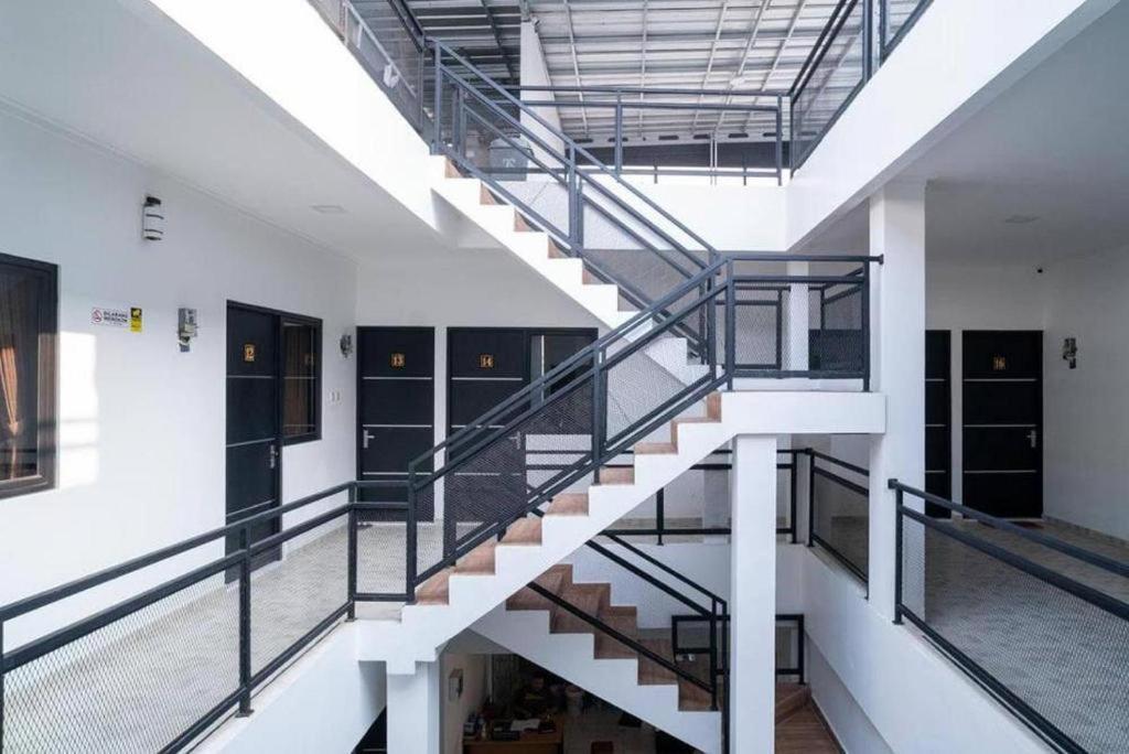 Oyo 94143 Mahagoni House Syariah Hotel Богор Екстериор снимка