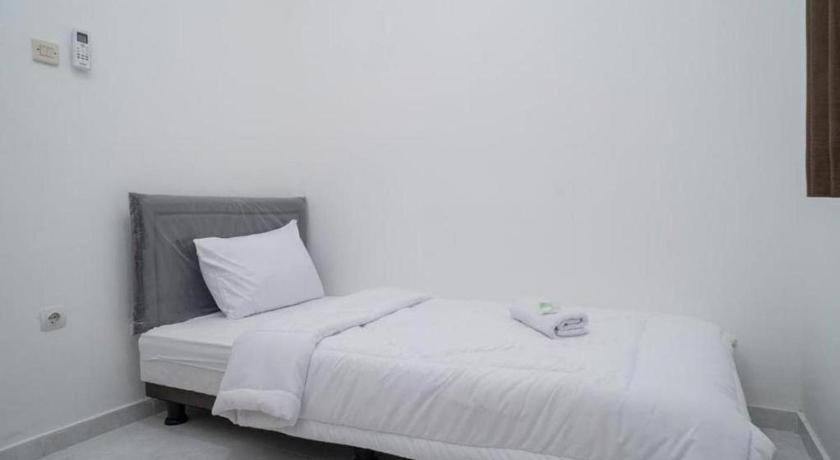 Oyo 94143 Mahagoni House Syariah Hotel Богор Екстериор снимка