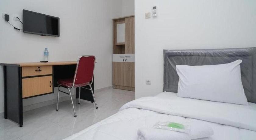 Oyo 94143 Mahagoni House Syariah Hotel Богор Екстериор снимка