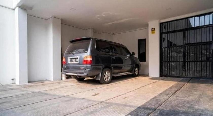 Oyo 94143 Mahagoni House Syariah Hotel Богор Екстериор снимка