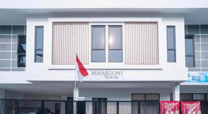 Oyo 94143 Mahagoni House Syariah Hotel Богор Екстериор снимка