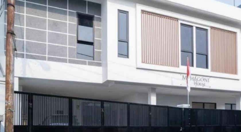 Oyo 94143 Mahagoni House Syariah Hotel Богор Екстериор снимка