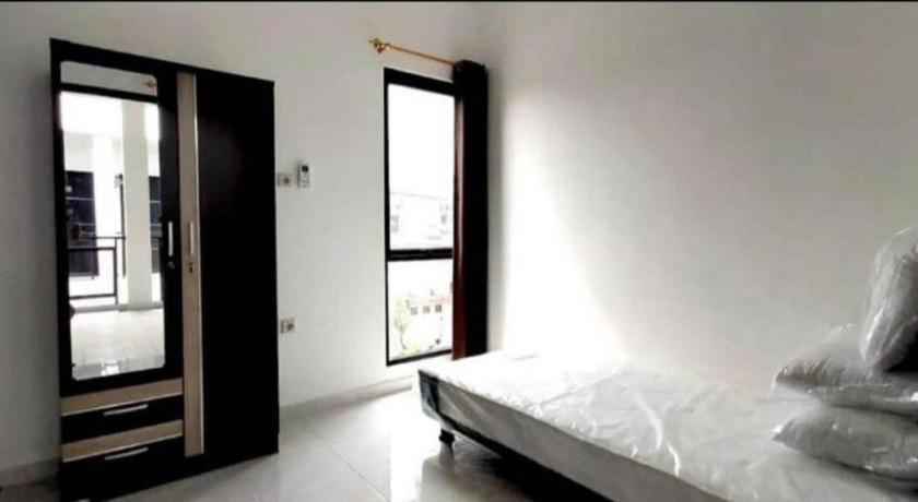 Oyo 94143 Mahagoni House Syariah Hotel Богор Екстериор снимка
