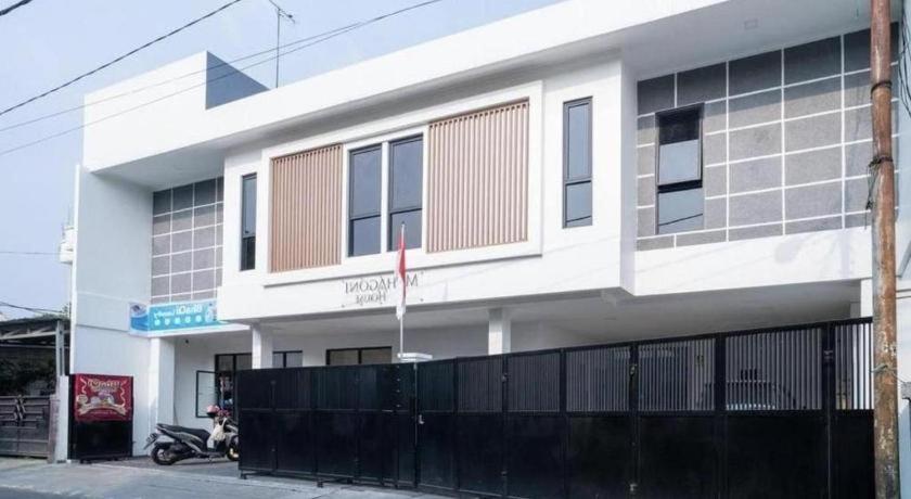 Oyo 94143 Mahagoni House Syariah Hotel Богор Екстериор снимка